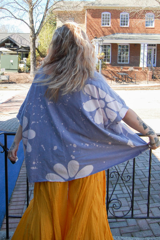 Load image into Gallery viewer, Oversized Flower Tee in Blue
