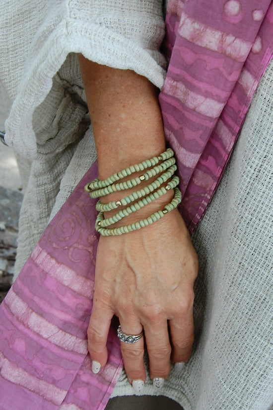 The Anju Yasmin Beaded Stretch Bracelet in Green