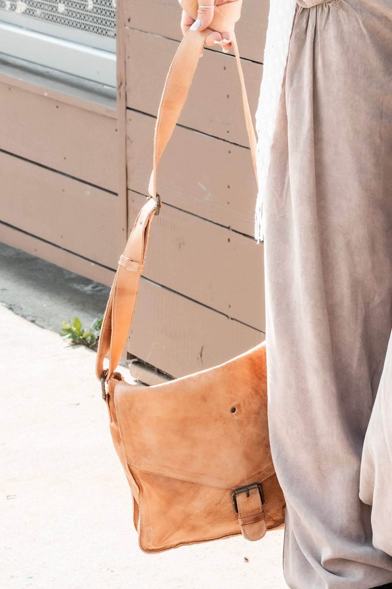 Load image into Gallery viewer, Venice Beach Crossbody in Tan Rustic - SpiritedBoutiques Boho Hippie Boutique Style Hand Bag, Bed Stu
