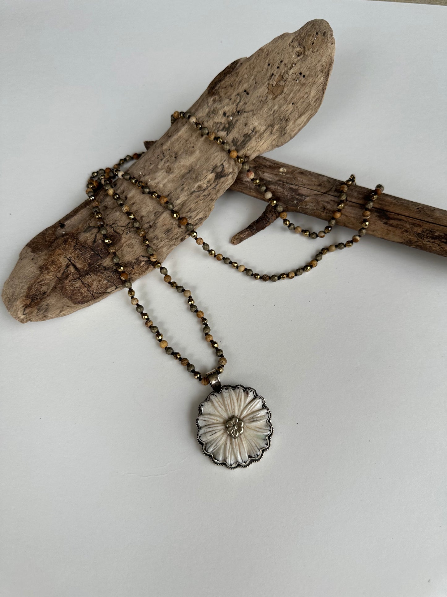 Load image into Gallery viewer, Shelly Flower Necklace - SpiritedBoutiques Boho Hippie Boutique Style Necklace, Carol Sue
