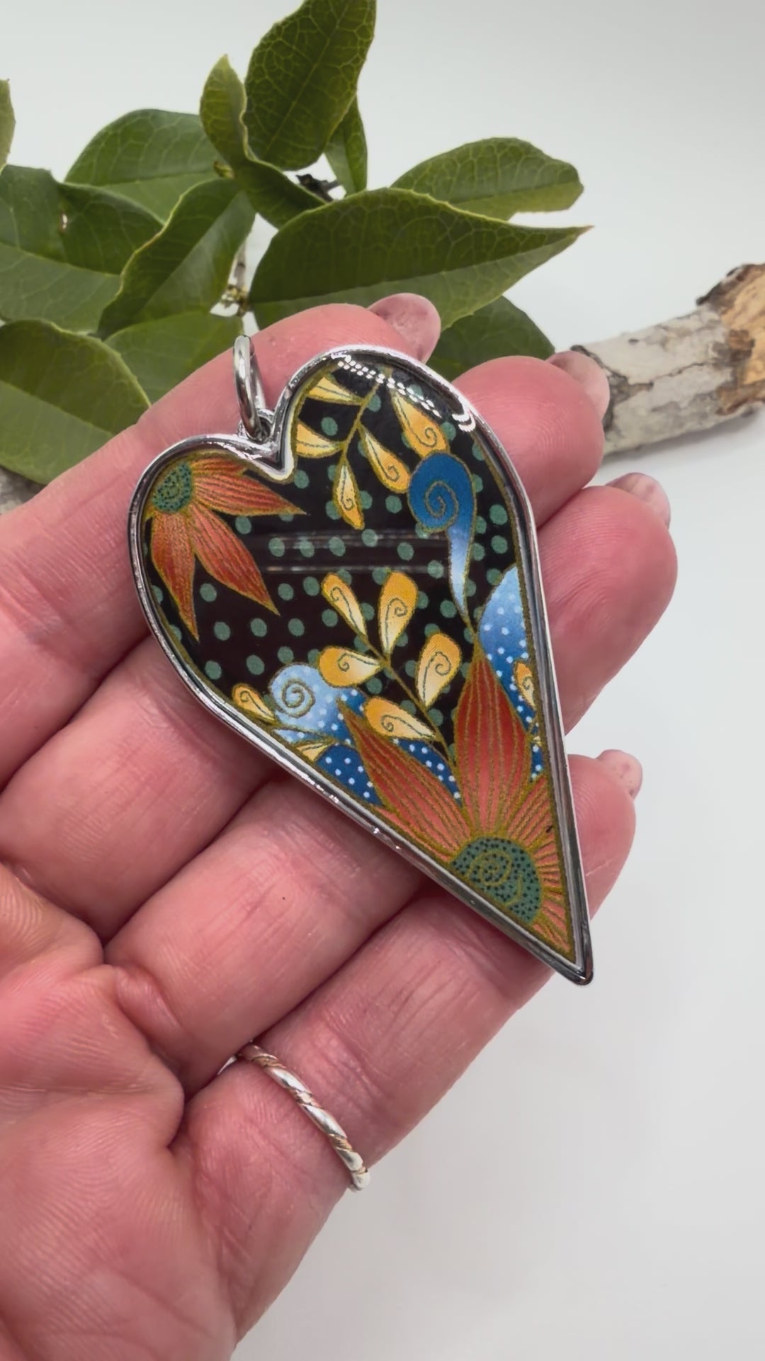 Spirit Lala: Large Retro Flower Heart Pendant Necklace