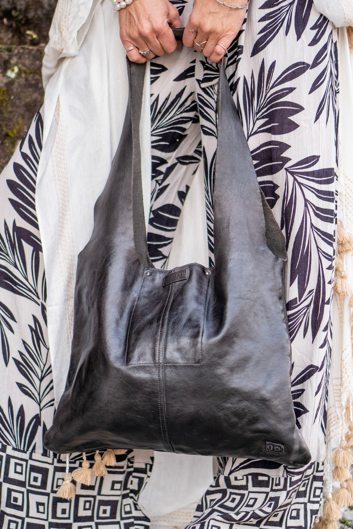 Load image into Gallery viewer, Ariel Handbag in Black DD - SpiritedBoutiques Boho Hippie Boutique Style Purse, Bed Stu
